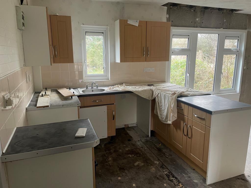 Lot: 75 - SEMI-DETACHED HOUSE - Kitchen area with units